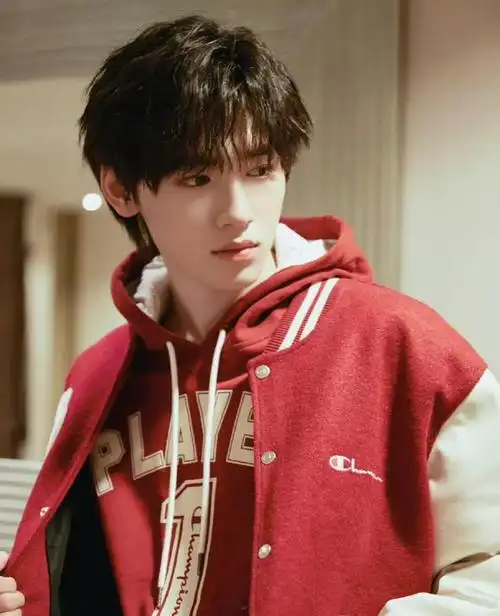 宋亚轩换新发型, 终于不是一九分! 继海胆头后又一颜值巅峰~_网易订阅