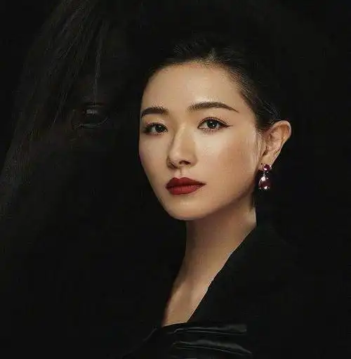 万茜一家三口首同框?神秘老公疑曝光,一头黄发穿着随性