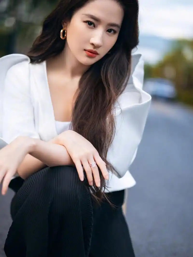 看刘亦菲长发飘逸,冷颜高贵,成熟美丽,温柔性感,韵味十足!