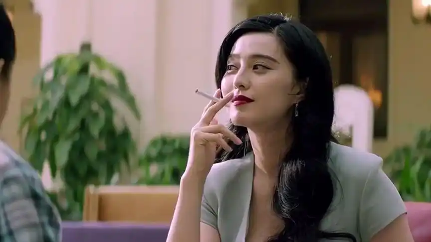 范冰冰叼着烟卷,真是霸气十足,不愧是女神呀!