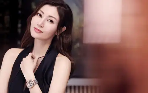 照片中李嘉欣身着多套造型. 红色深v优雅. 黑色长裙大气.