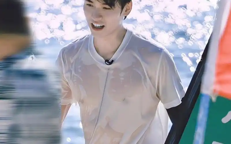 龚俊我焯这个腹肌这个腰线你知道你在勾引别人吗能不能现在就播已经迫