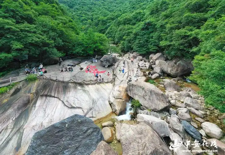 黄山翡翠谷中享清凉