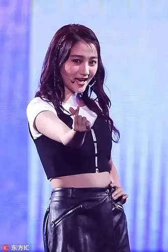 关晓彤还没逃出土味标签肚子却胖到呼之欲出