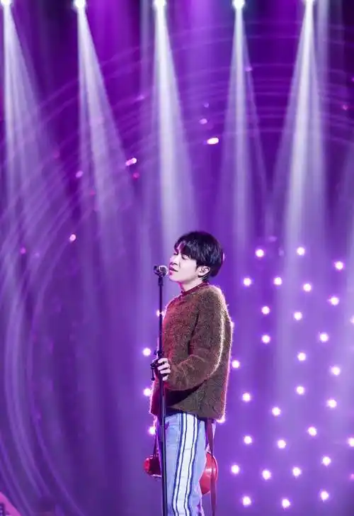 《歌手》第四期抢先看,刘欢接上脏辫变身潮叔,吴青峰拿喇叭唱歌