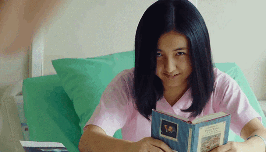 子枫冷笑@网络图片出自电影《唐人街探案》,张子枫饰演思诺.