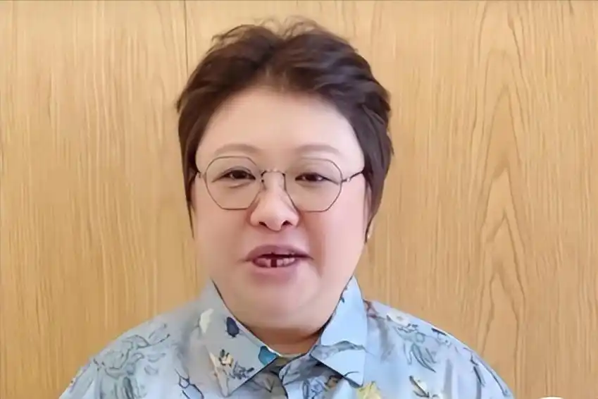 韩红暴瘦出镜,牙齿脱落眼睛浮肿,身体状况引担忧