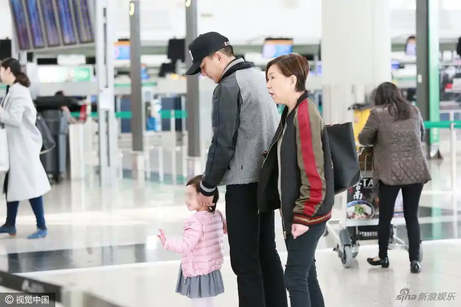 刘恺威携小糯米送杨幂回京