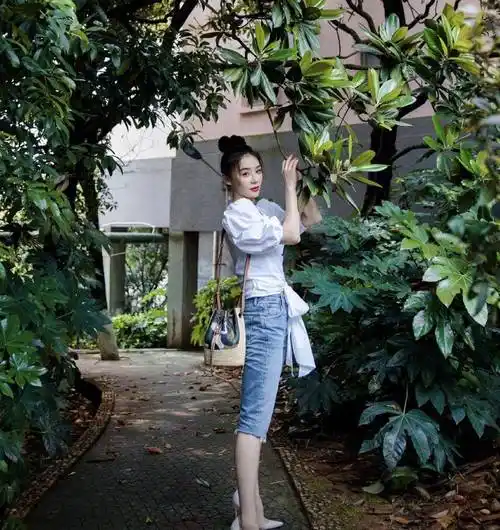 原创袁姗姗私服穿搭真漂亮印花白t恤搭配牛仔裤简约大气魅力十足