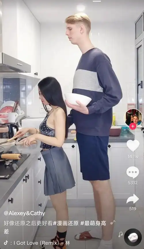 这对情侣的身高差距好大