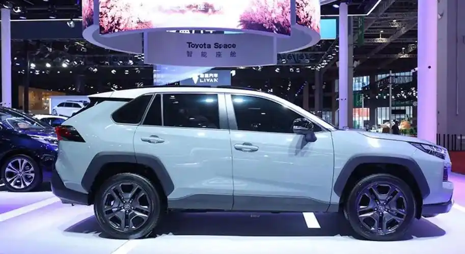 新款丰田rav4荣放实拍,预计4月底上市,增加越野套件,更加硬派