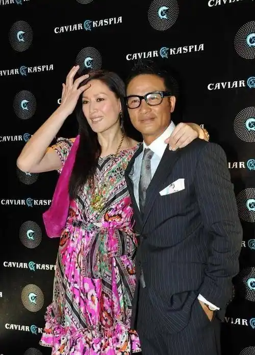 任达华老婆做模特还挺好看的,比老公高一点,穿印花裙也好看_裙子_款式