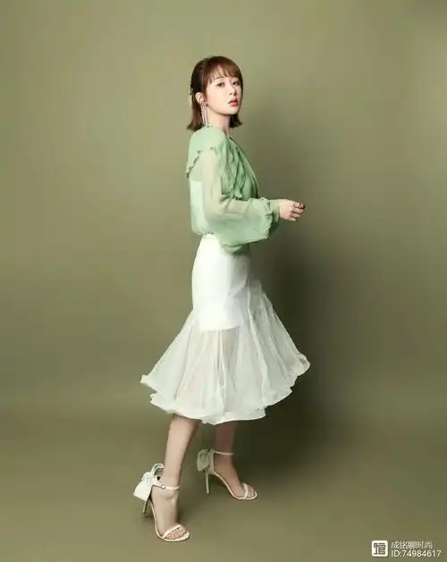杨紫终于选对发型齐刘海短发搭白色公主袖长裙清新时尚又养眼