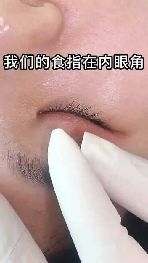 美瞳线翻眼皮的小技巧精准又省力气