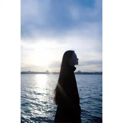 洝大人 女头白边自制头像意境 侧脸 阳光 温柔