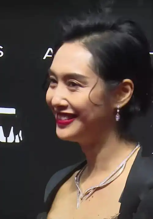 朱茵50岁的近照,脸下垂眼角皱纹多,但自然衰老也比很多人漂亮!