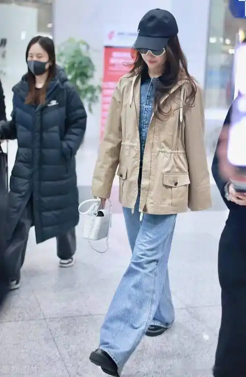 街拍:刘亦菲风衣搭配牛仔套装时髦利落