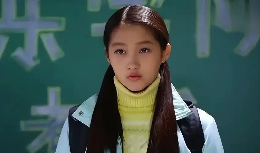 一方面就是关晓彤的经历还是太单一,虽然是童星出道,年龄不大却戏龄长