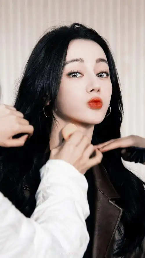 迪丽热巴 枭起青壤##迪丽热巴复古皮衣