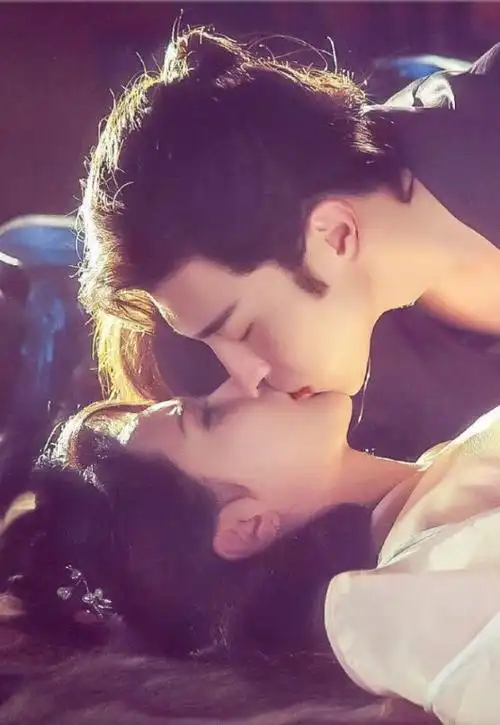 杨紫和家人一起看自己的吻戏好羞涩邓伦和叔父的评论太精彩