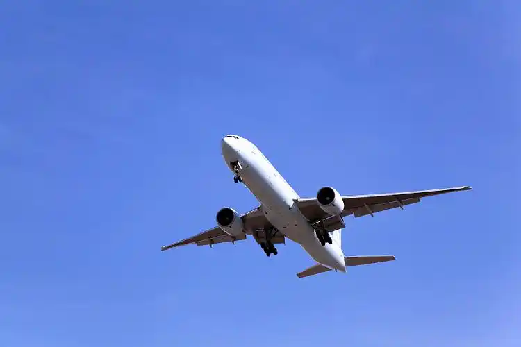 正在起飞中的一架飞机图片