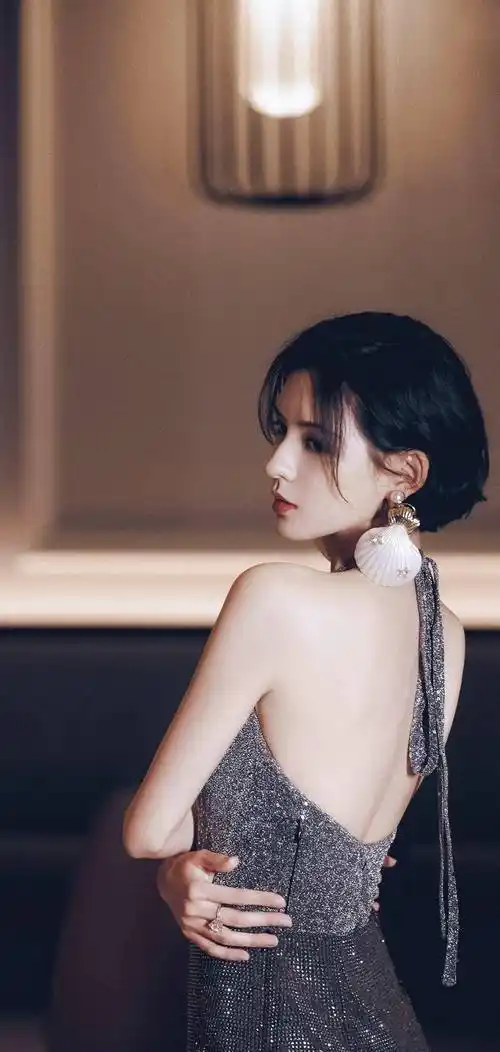 张予曦越来越性感,穿吊袜带秀身材,美得我都不敢认了!_魅力_照片_领口