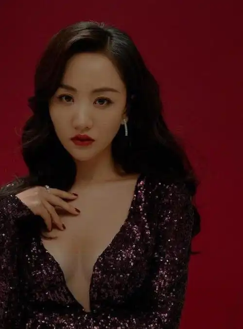 身高不够身材来凑杨蓉丰满的身材就是她最犀利的武器