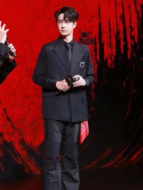 王一博西装马甲现身,红色丝巾点缀,褶皱拼接裤子成为亮点
