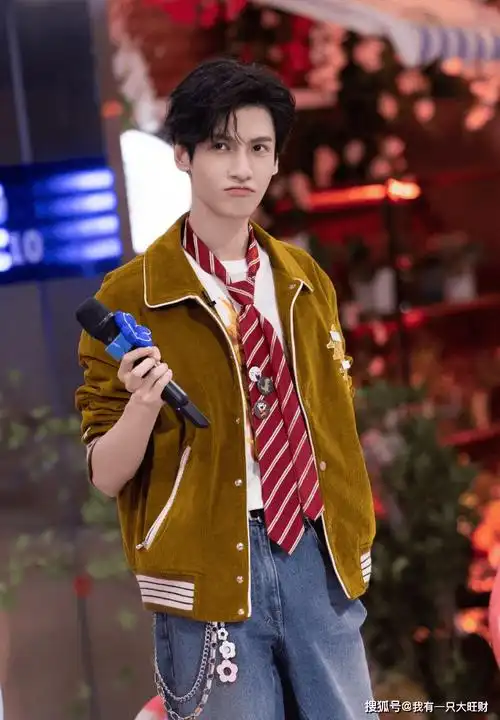 着新歌而来的苏醒,以及好六街的常客,欢乐制造机张远,张颜齐和高瀚宇