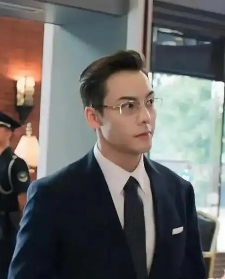 陈伟霆罕见现身婚礼当伴郎,富婆争相合影忙,新郎林晋诺背景揭秘