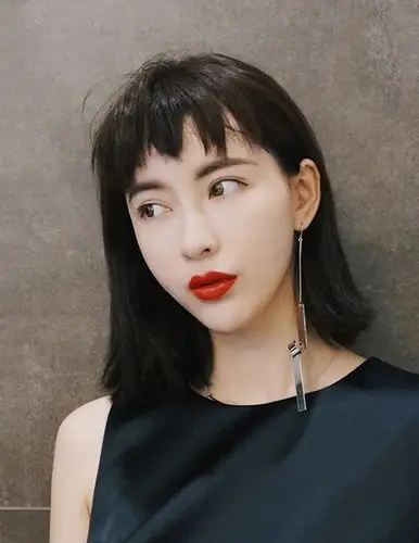 总之,"狗啃式刘海"搭配短发,利落干净,有一种独有的俏皮感,搭配长发