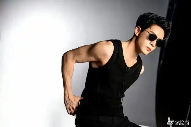 "曾舜晞肌肉大揭秘!一拳能贴墙?网友:墙裂推荐他当健身教练!
