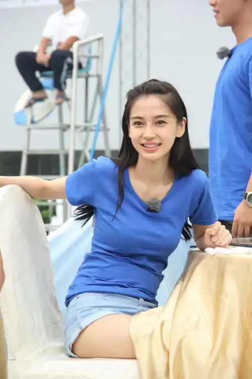 邓超angelababy同框合影#梦回跑男时期图是杨颖跑男剧照 光脚指寻板