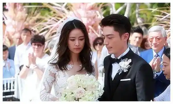 霍建华搂"妹妹"亲密合影,左右为难婆婆,引发家庭风波!