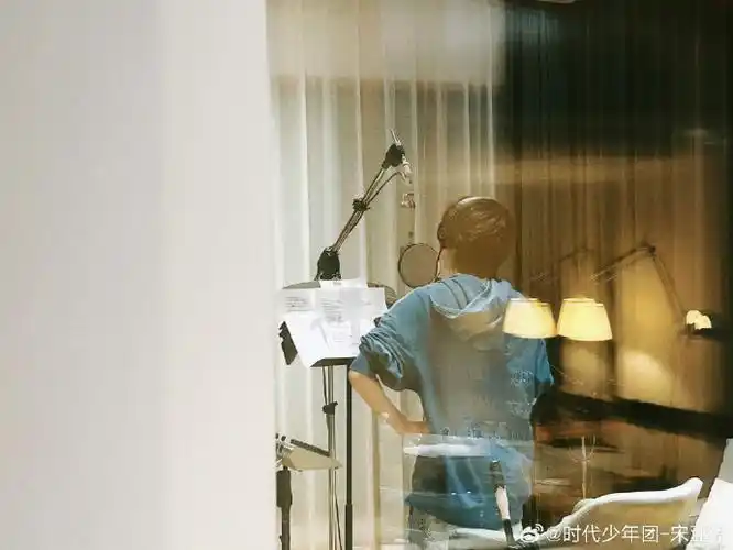 宋亚轩录音棚随拍#宋亚轩录影棚背影照,小宋又录新歌了,什么时耗苘