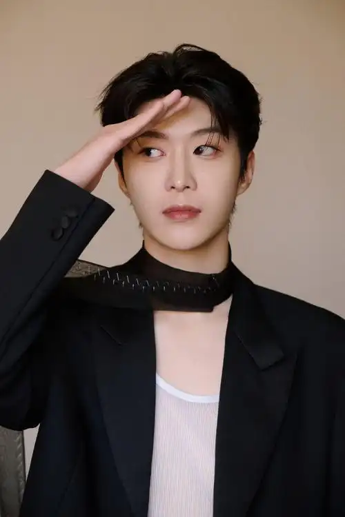 黑西装 侧戴领带,白色镂空内搭,禁欲风十足的福西西#范丞丞帅回来了