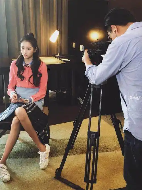 第一次觉得关晓彤超美,穿粉色终于不土了,大长腿凳子根本摆不下