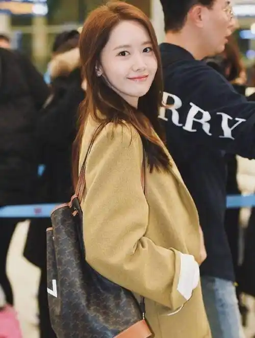 林允儿机场穿搭太高级了,风衣配牛仔裤秀出大长腿,是初恋的感觉_身体