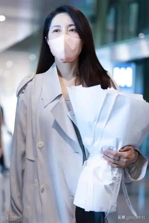 曾黎现身北京机场,身穿浅色风衣简约大方