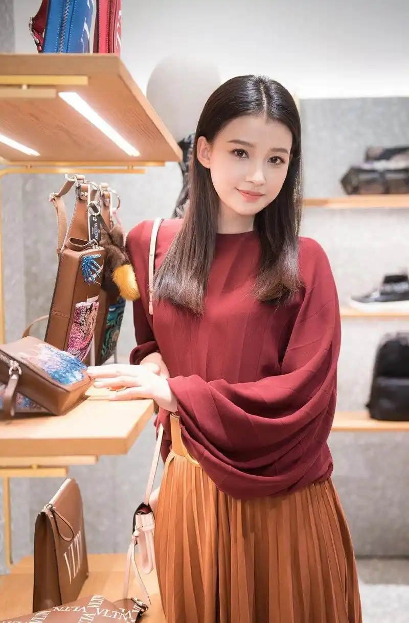 孙怡就是会穿!棕红色上衣搭配百褶裙梦幻飘逸,完全不像孩子妈