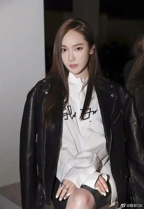 看看女明星穿搭吧,皮衣造型