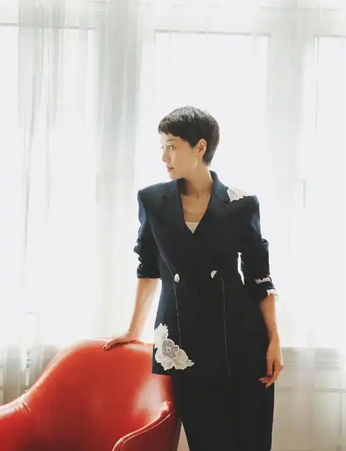 42岁马伊琍还是短发更好看,穿刺绣西装气场强大,像个霸气女总裁