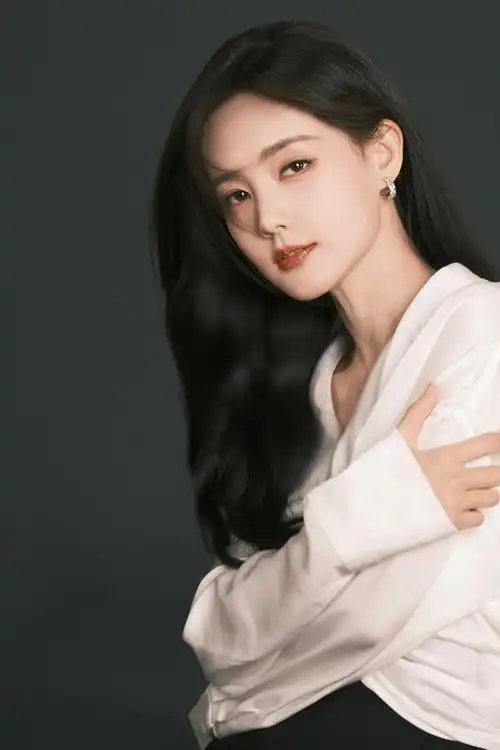 李一桐着浅色系服饰示范温柔穿搭 长卷发飘逸妆容精致展现自然美