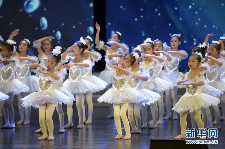 1月21日,小朋友们在表演舞蹈《最美的光》.  新华社记者鲁鹏摄