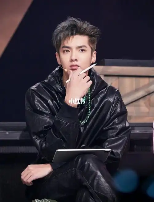 广诚表行: 吴亦凡all black全黑造型上阵《中国新说唱》_搭配_时尚