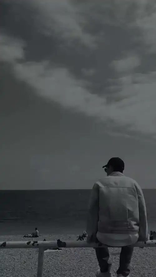 都说四十岁的男人像是一首老歌历经岁月的沧桑才明白生活中艰难在