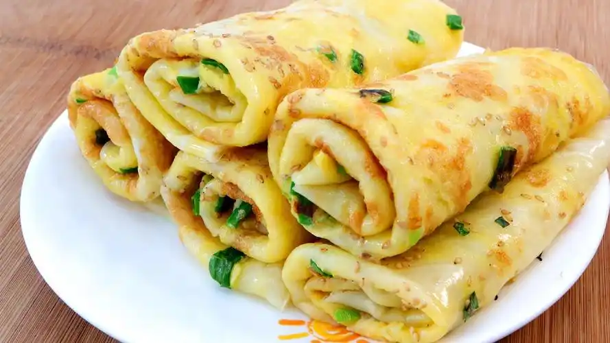 鸡蛋饼新做法1碗面粉烙5张2种口味5分钟解决全家早餐