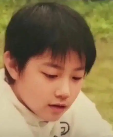 肖战# 肖战:说起来你们可能不信,我是从小可爱到大的,小时候是小妥佑