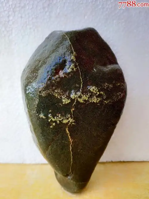 洛阳梅花石原石1079"亭亭玉立"(石型好,画面纯净)