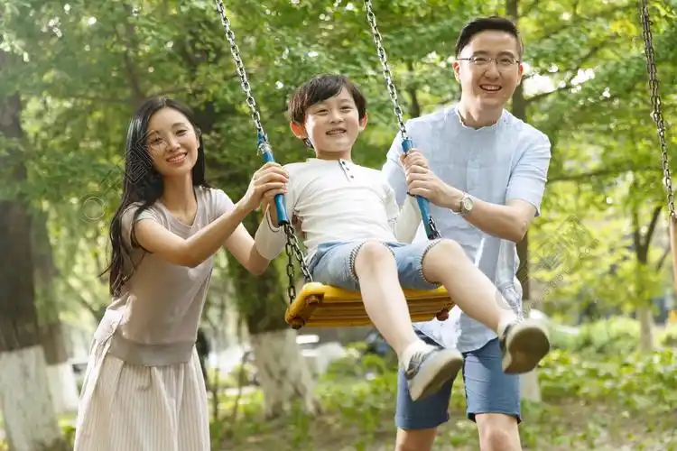 快乐的一家三口荡秋千